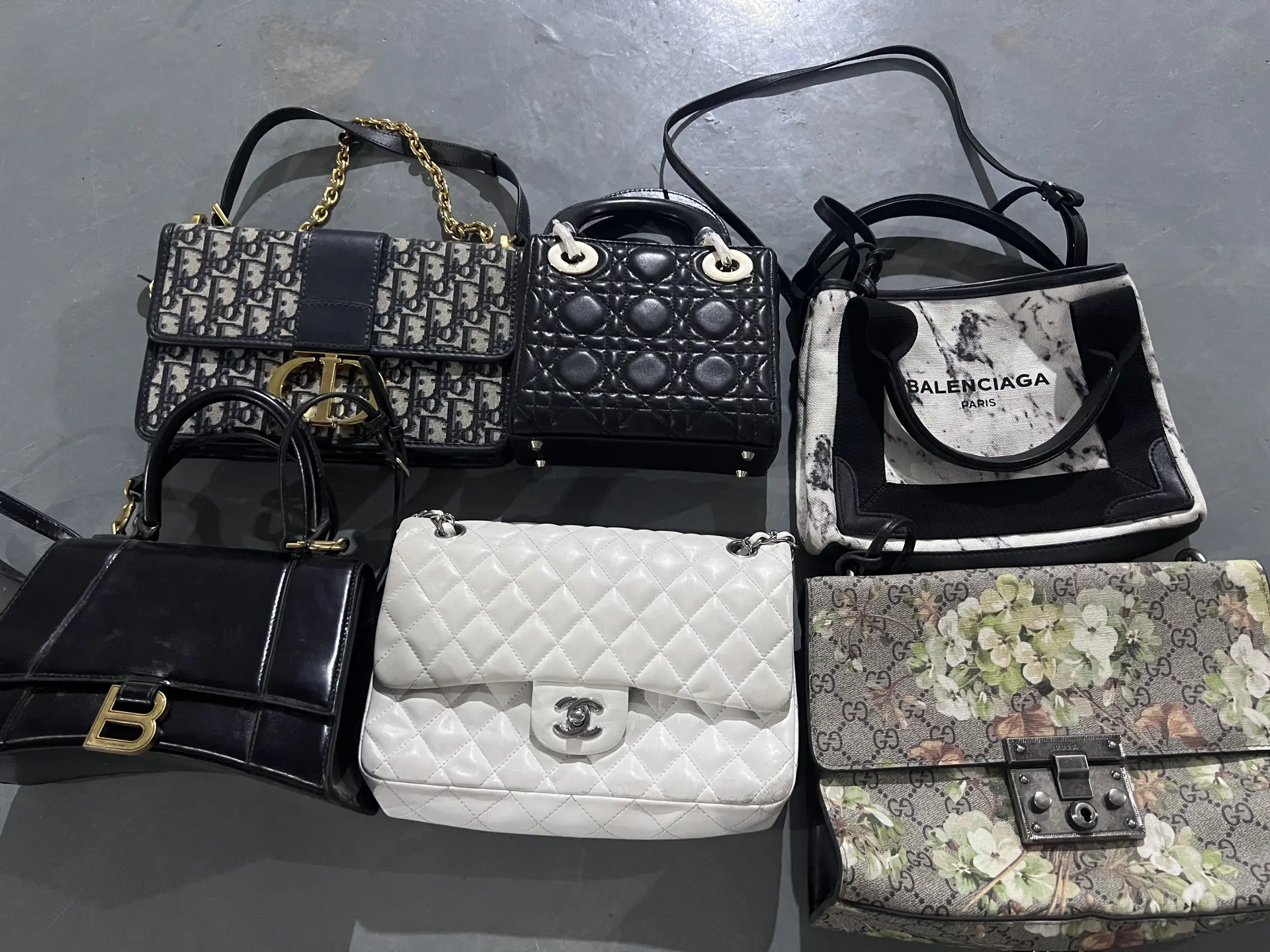 RealismThrift Bag Quality Inspection Step 02 - Hardware Inspection for Global Wholesale Branded Bags